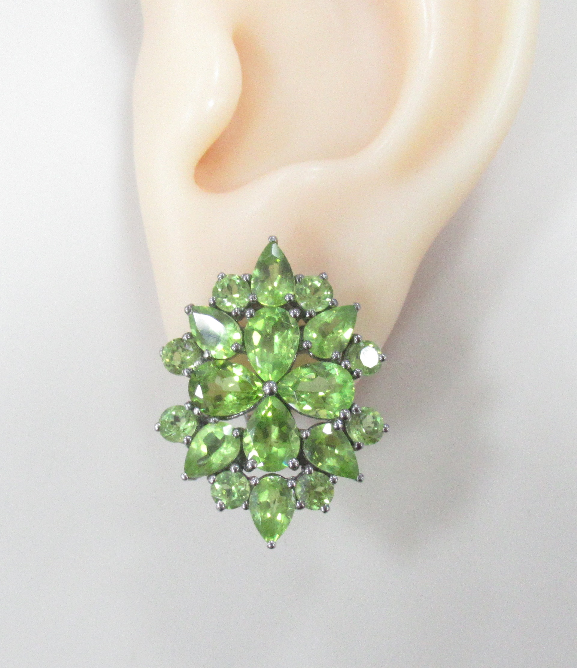 Серебряные серьги 925 пробы; родий черн.; вставки 36 Перидот 13,36ct;